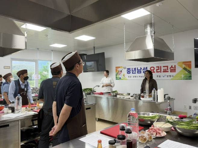 중년 남성의 새로운 도전, 보령시 '중년남성 요리교실' 개강