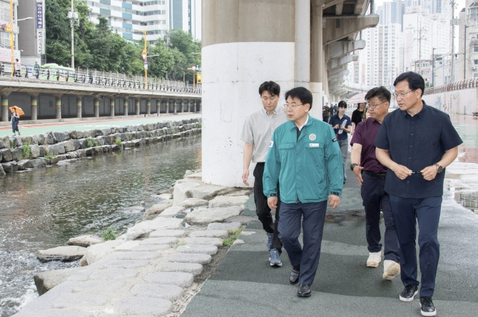 윤일현 부산 금정구청장, 온천천 주민 불편 해소 위한 현장 점검 실시