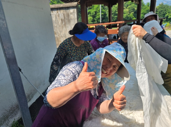 거창군 통합돌봄센터, 위천 석동마을 세대공감 이불 염색 체험 운영