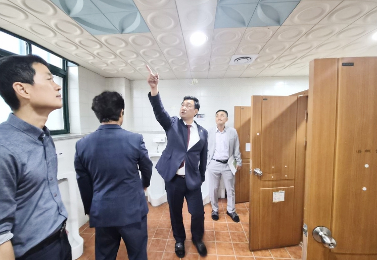 울산시의회 안대룡 교육위원장, 문수고 화장실 환경개선 및 안전시설 점검