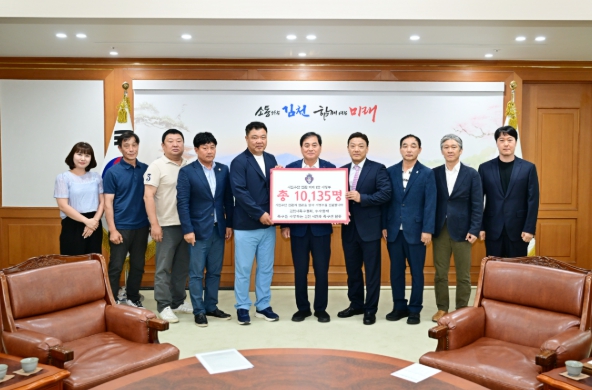 김천 시민과 축구팬의 마음 모였다… 시민구단 전환 1만 서명부 전달