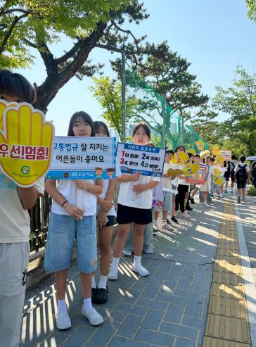 경남교육청, 창원교육단지 10개 기관, 등굣길 안전 위해 '맞손'…합동 교통안전 캠페인 전개