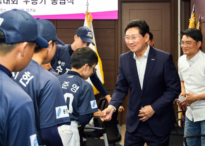 이상일 용인특례시장, 전국 대회 우승 수지구리틀야구단 격려