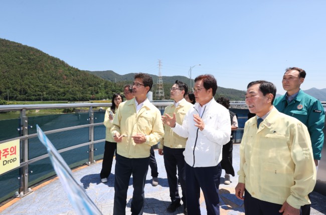 “도민 실생활과 직결된 안전한 수돗물 공급 강조” 박완수 경남도지사, 낙동강 녹조 대응 현장 점검