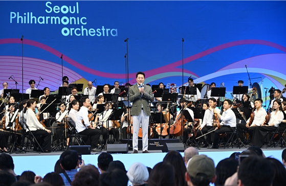 오세훈 시장, 13일 여의도 한강공원에서 열린  ‘서울시향 강변음악회’ 참석해 시민들과 공연 관람